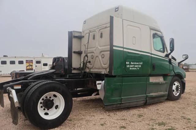 Image of Freightliner Cascadia 126 equipment image 2