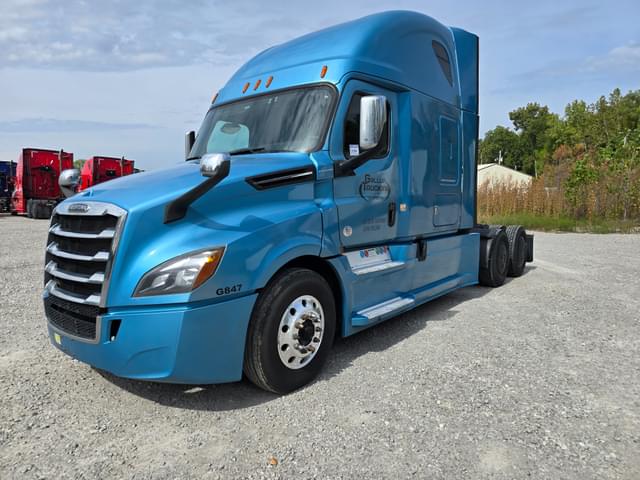 Image of Freightliner Cascadia 126 equipment image 2