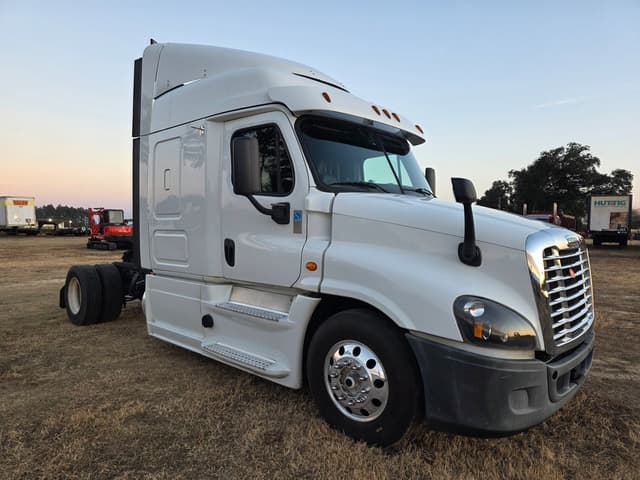 Image of Freightliner Cascadia equipment image 2