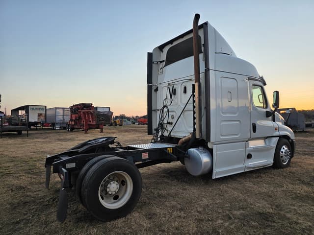 Image of Freightliner Cascadia equipment image 3