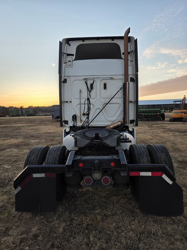 Image of Freightliner Cascadia equipment image 4