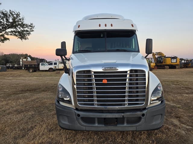 Image of Freightliner Cascadia equipment image 1
