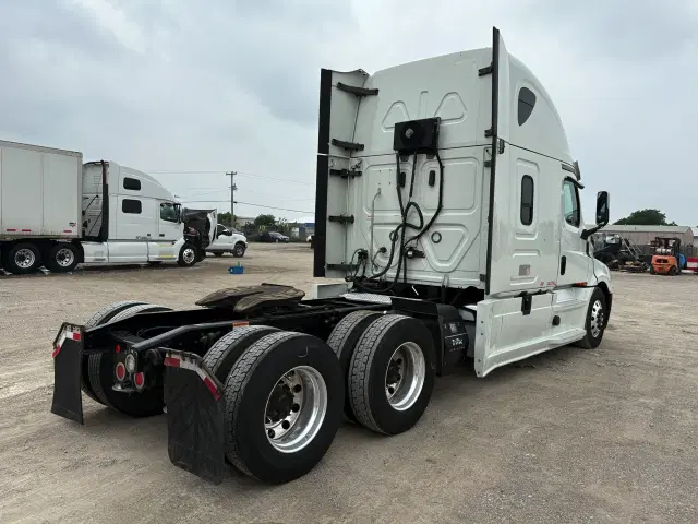 Image of Freightliner Cascadia equipment image 4
