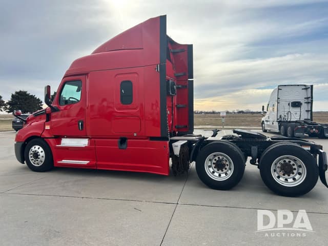 Image of Freightliner Cascadia equipment image 4