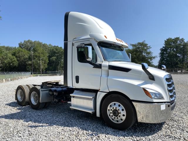 Image of Freightliner Cascadia equipment image 3
