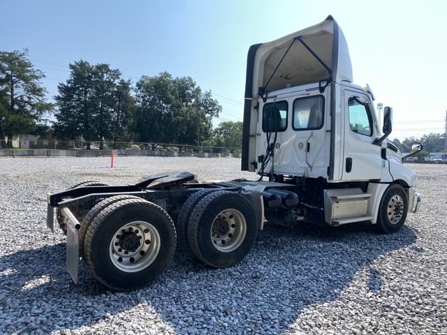 Image of Freightliner Cascadia equipment image 2
