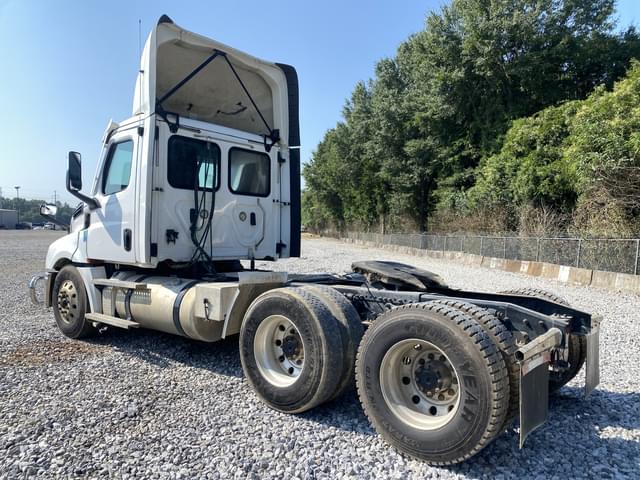 Image of Freightliner Cascadia equipment image 1