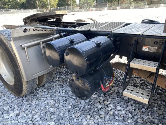 Image of Freightliner Cascadia equipment image 4