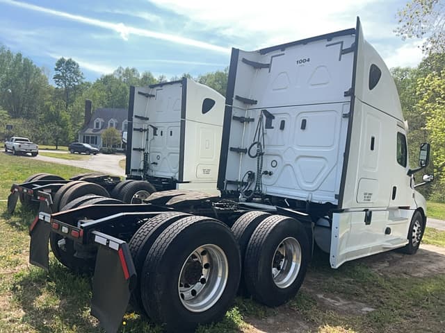 Image of Freightliner Cascadia equipment image 3
