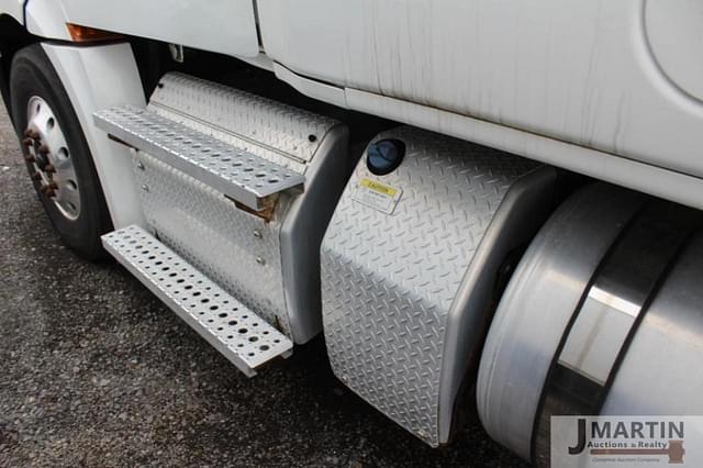 Image of Freightliner Cascadia equipment image 4