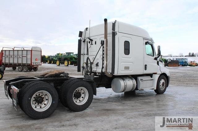 Image of Freightliner Cascadia equipment image 2