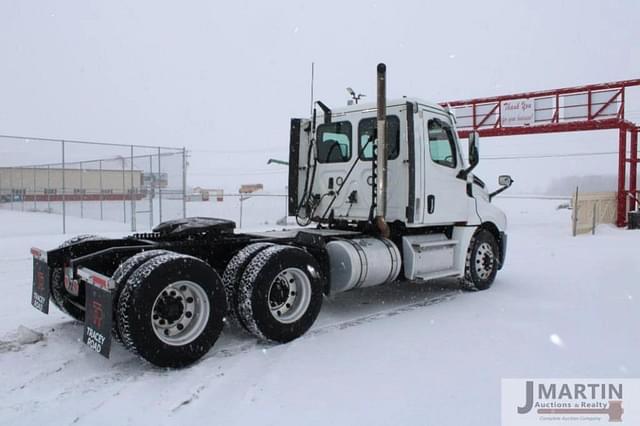 Image of Freightliner Cascadia equipment image 2