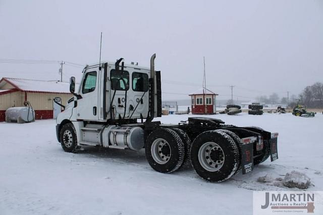 Image of Freightliner Cascadia equipment image 3