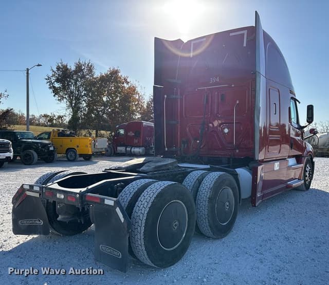 Image of Freightliner Cascadia equipment image 4