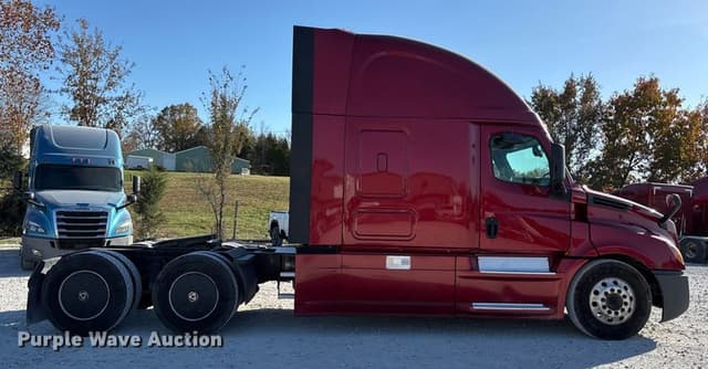Image of Freightliner Cascadia equipment image 3