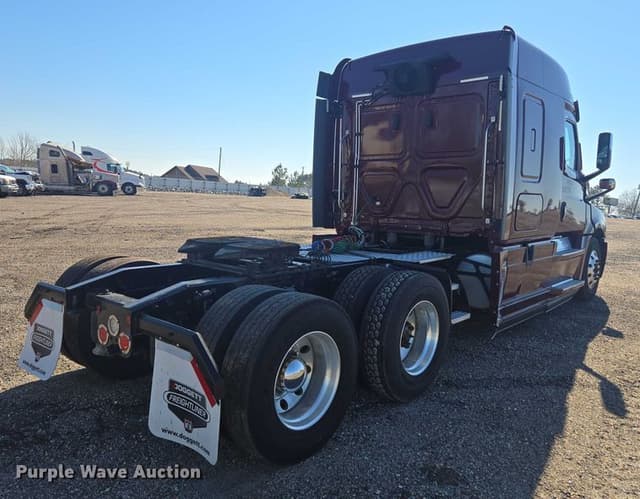 Image of Freightliner Cascadia equipment image 4