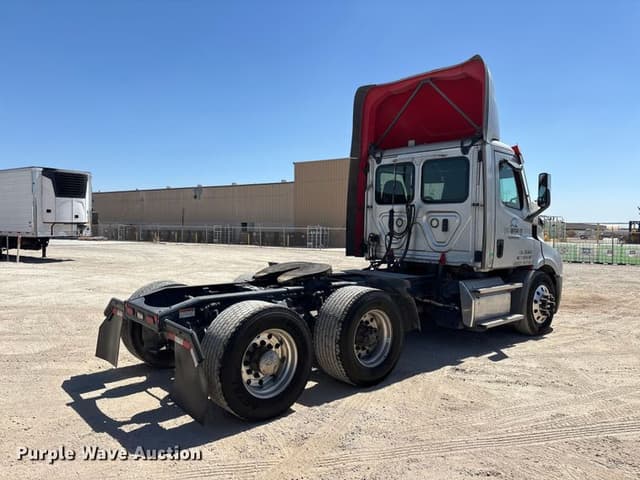 Image of Freightliner Cascadia equipment image 4