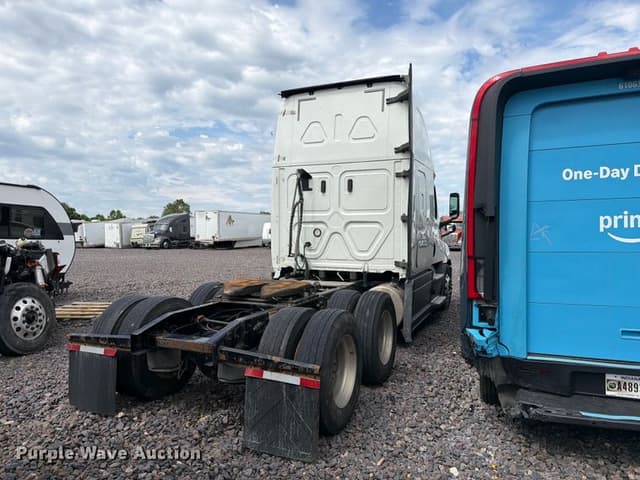 Image of Freightliner Cascadia equipment image 3