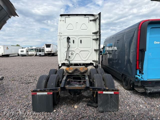 Image of Freightliner Cascadia equipment image 4