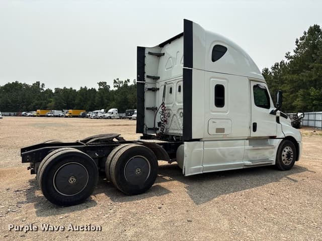 Image of Freightliner Cascadia equipment image 4