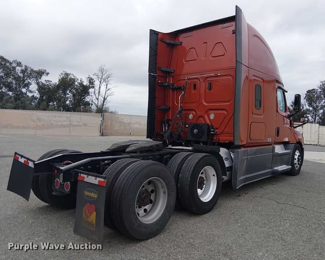 Image of Freightliner Cascadia equipment image 4