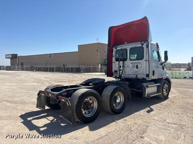 Image of Freightliner Cascadia equipment image 4
