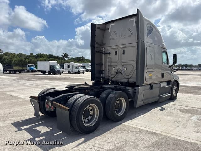 Image of Freightliner Cascadia equipment image 4