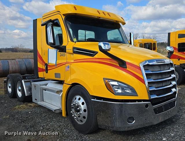 Image of Freightliner Cascadia equipment image 2