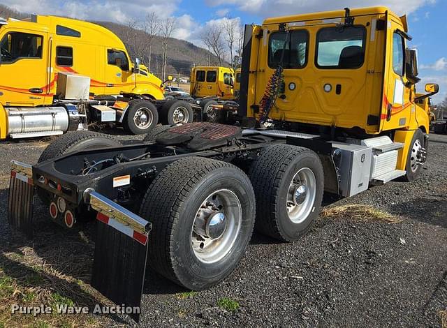 Image of Freightliner Cascadia equipment image 4