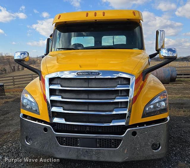 Image of Freightliner Cascadia equipment image 1