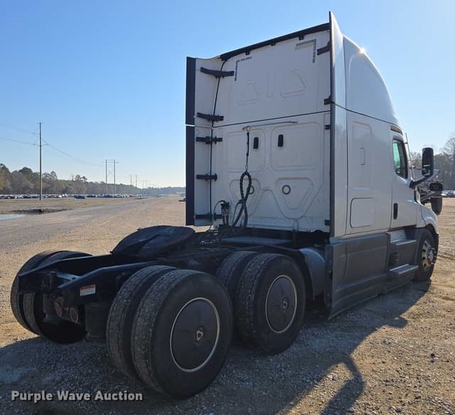 Image of Freightliner Cascadia equipment image 4