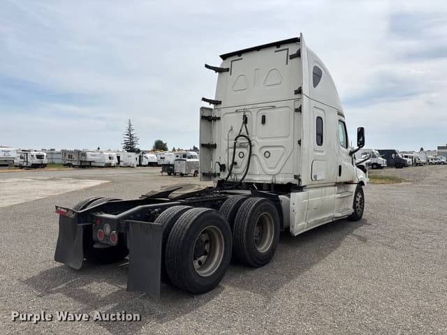 Image of Freightliner Cascadia equipment image 4