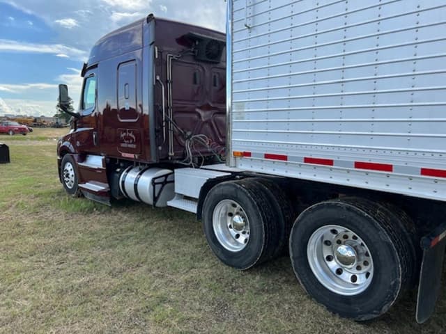 Image of Freightliner Cascadia equipment image 3