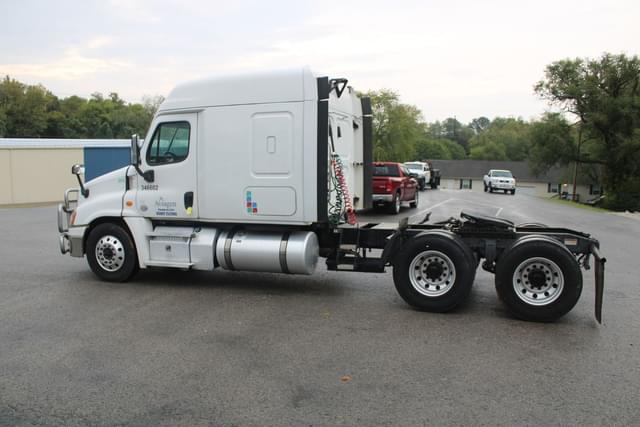 Image of Freightliner Cascadia equipment image 2