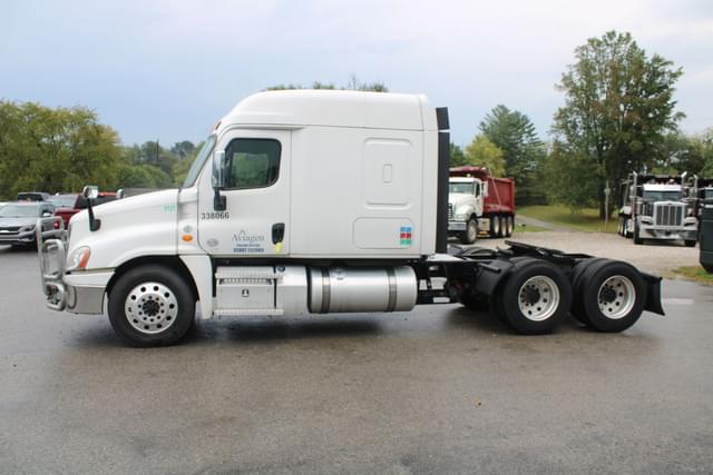 Image of Freightliner Cascadia equipment image 2