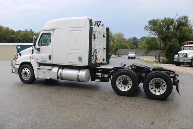 Image of Freightliner Cascadia equipment image 3