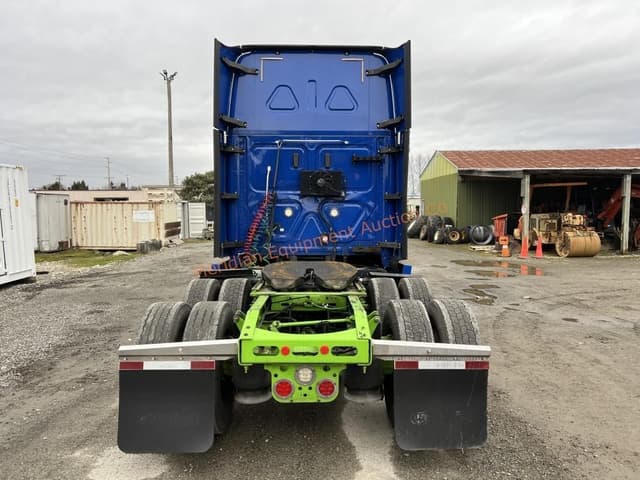 Image of Freightliner Cascadia equipment image 3