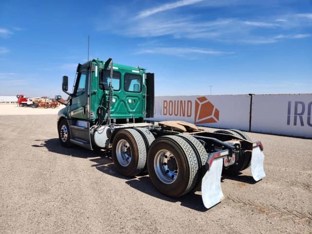 Image of Freightliner Cascadia equipment image 2