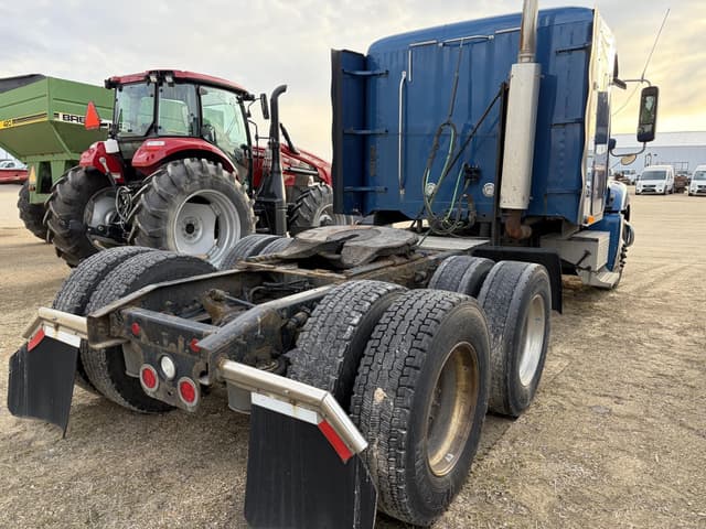 Image of Freightliner Columbia 120 equipment image 2