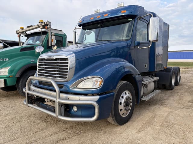 Image of Freightliner Columbia 120 equipment image 1