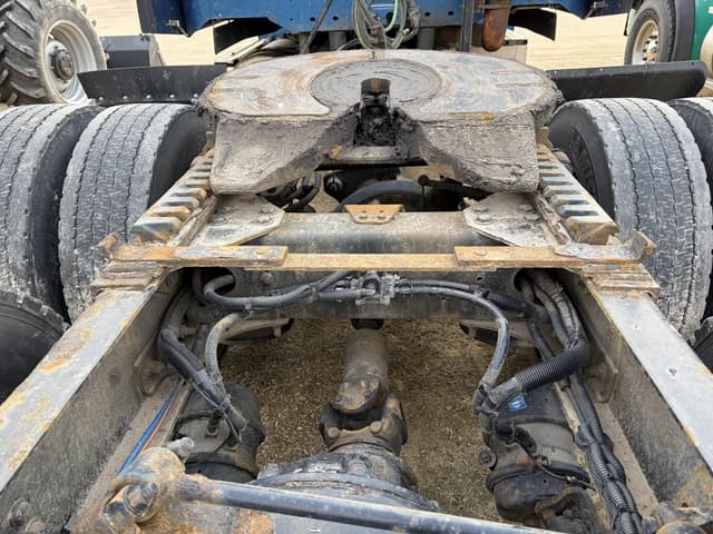 Image of Freightliner Columbia 120 equipment image 4