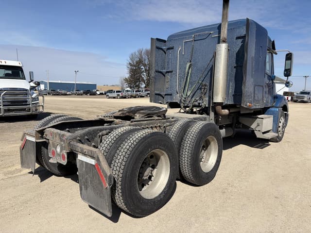 Image of Freightliner Columbia 120 equipment image 3