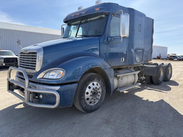 Image of Freightliner Columbia 120 equipment image 1