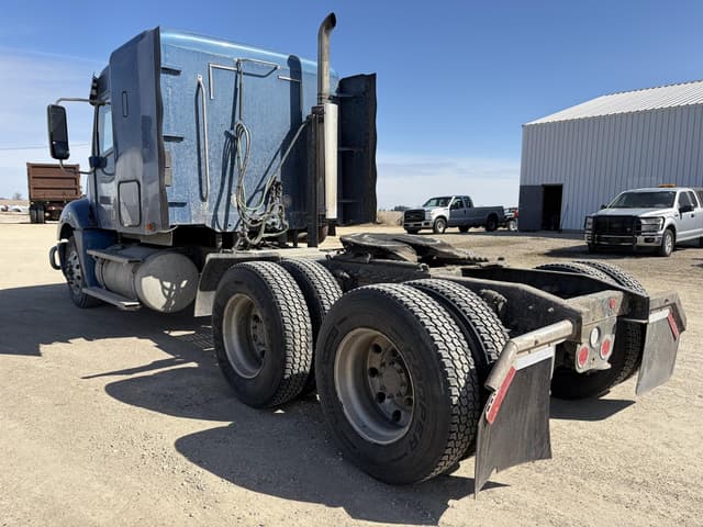 Image of Freightliner Columbia 120 equipment image 2