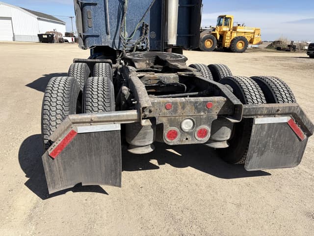 Image of Freightliner Columbia 120 equipment image 4