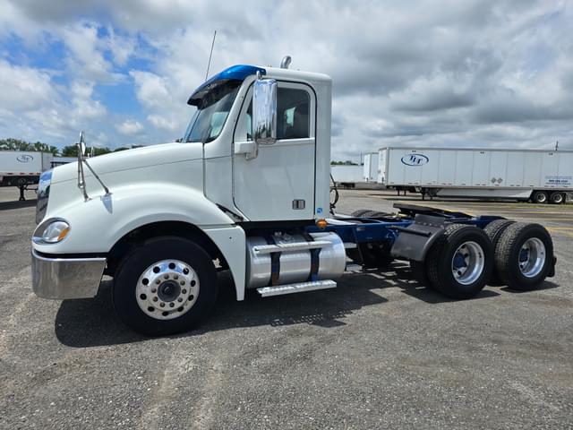 Image of Freightliner Columbia 120 equipment image 4