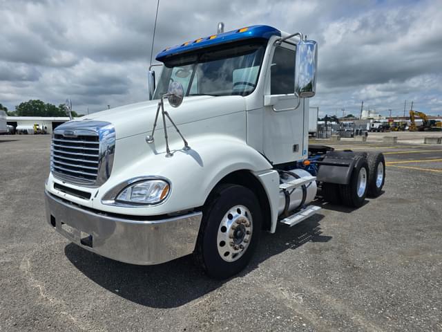 Image of Freightliner Columbia 120 equipment image 1