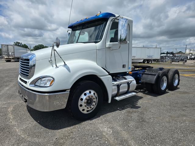 Image of Freightliner Columbia 120 equipment image 2