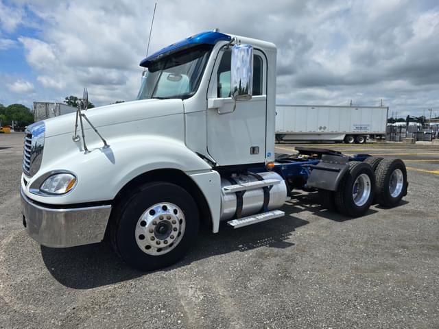Image of Freightliner Columbia 120 equipment image 3