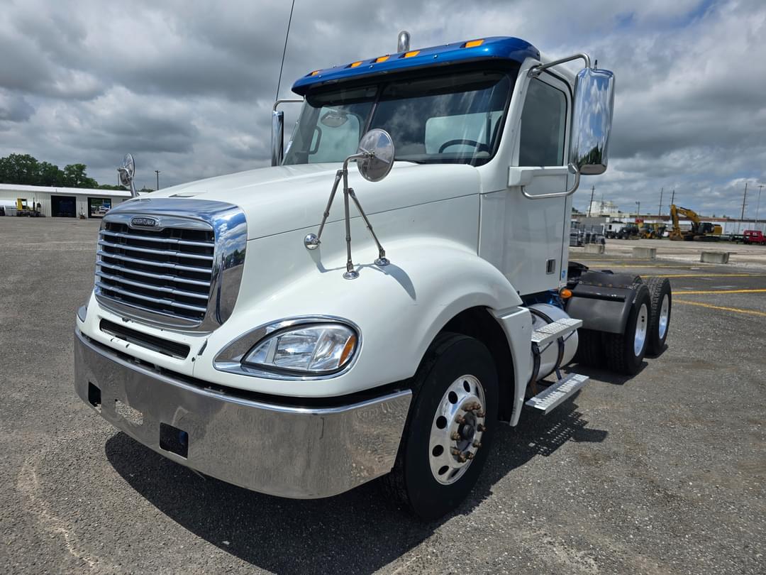 Image of Freightliner Columbia 120 Primary image